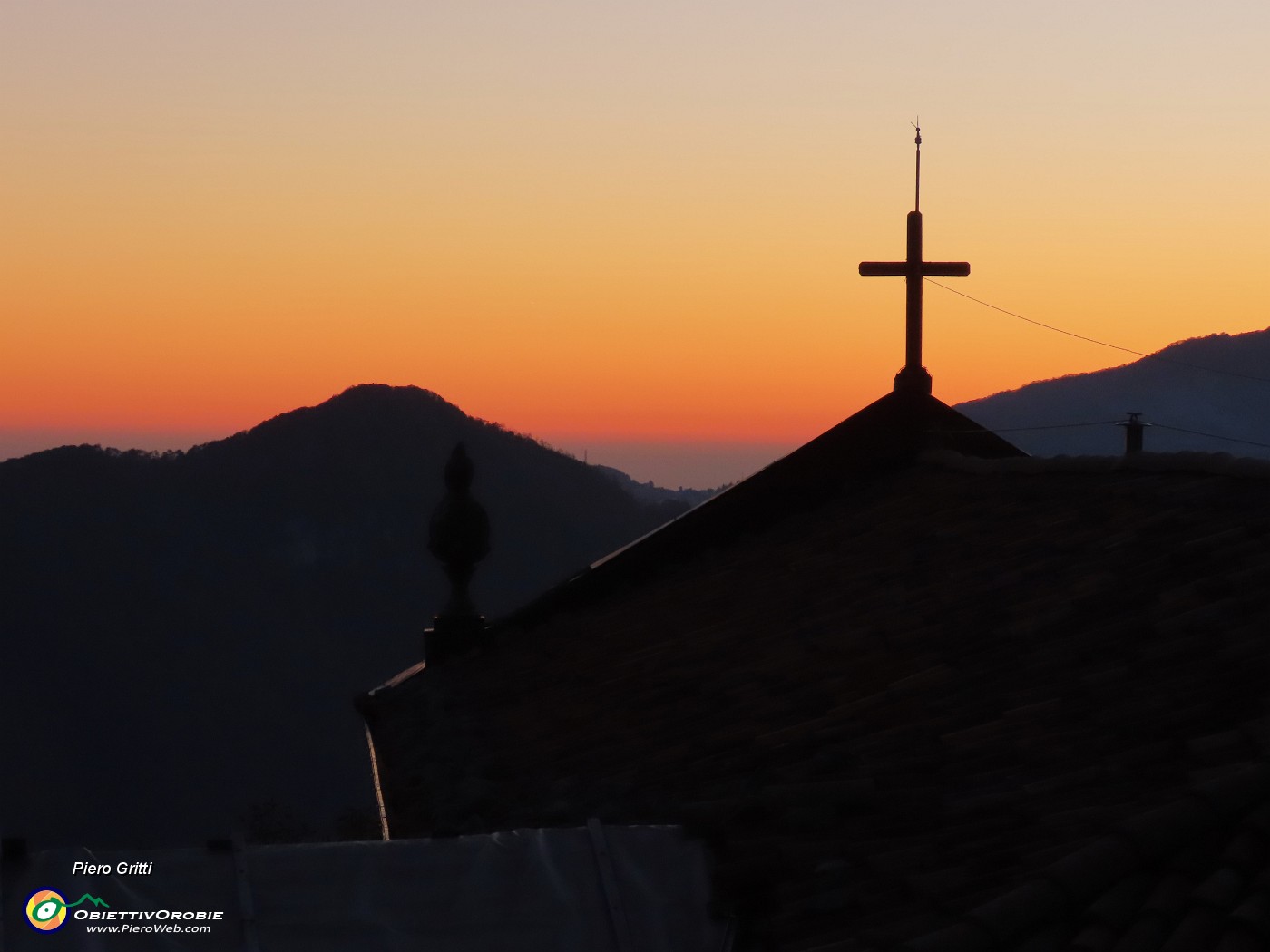 72 La chiesa di Catremerio con vista verso il Monte Ubione.JPG
